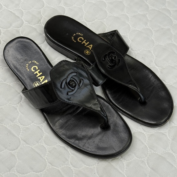 Chanel CC Logo Leather Thong Sandals in Black Made in Italy Size 37.5 - Picture 1 of 6
